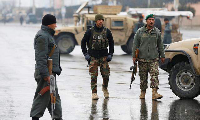 Afghanische Sicherheitskräfte nahe des Anschlagsortes in Kabul.