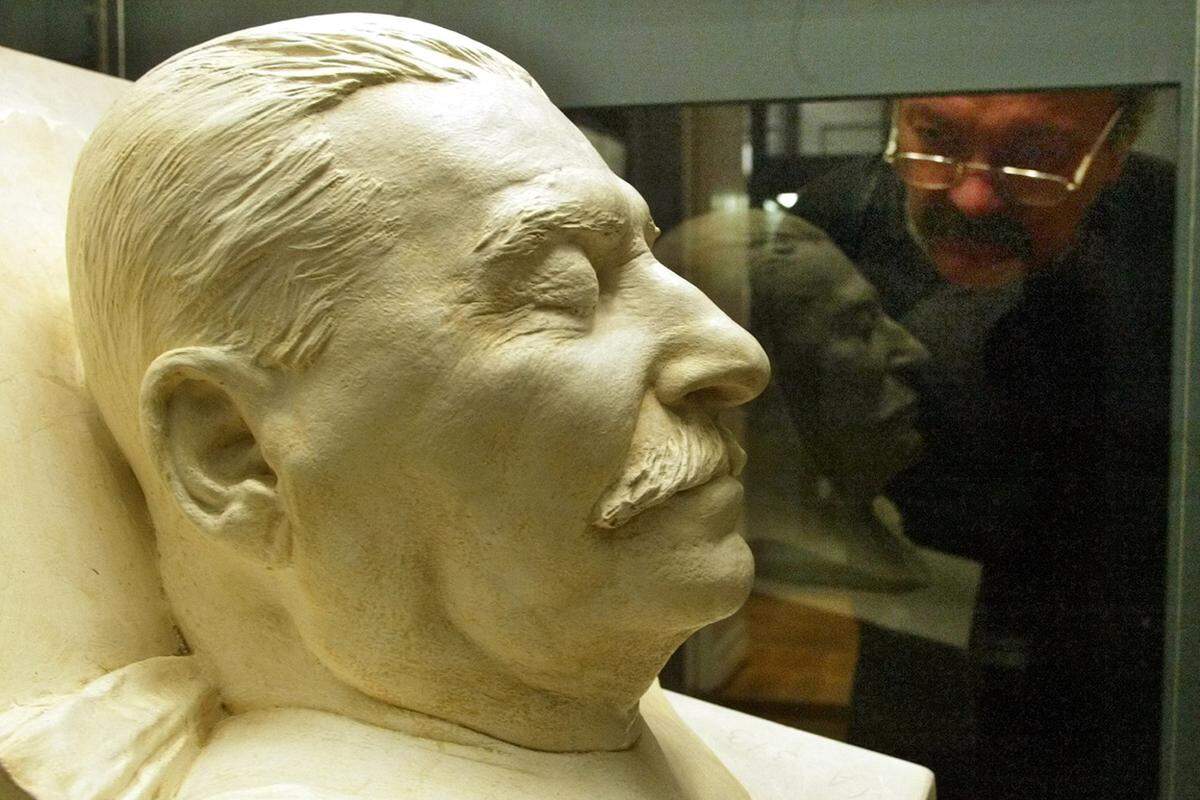 Stalin wird im Kreml in einem offenen Sarg aufgebahrt. Millionen Menschen wollen einen Blick auf den Toten werfen, im Gedränge werden viele zu Tode getrampelt.(Im Bild: Stalins Totenmaske)