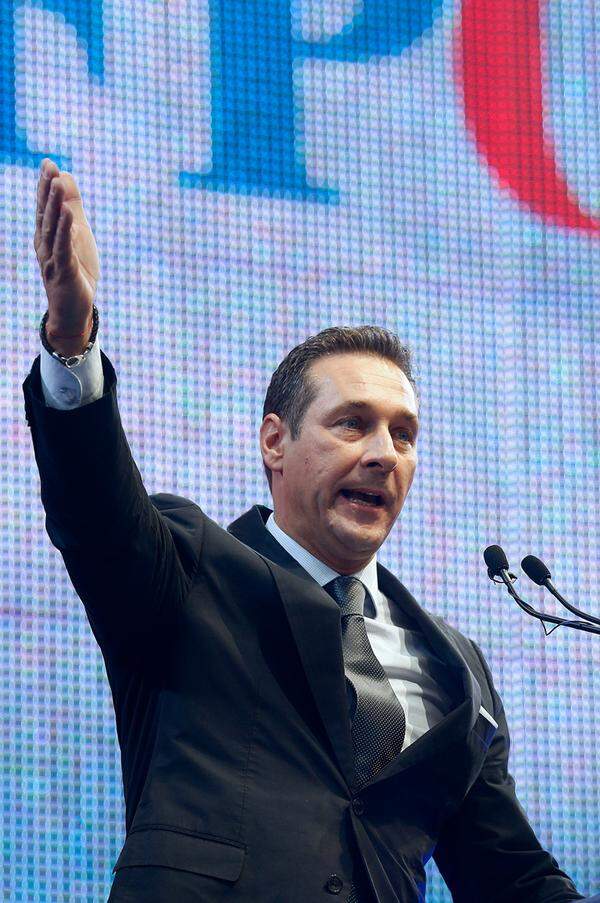 ''Ein großartiger Tag für Österreich."Für FPÖ-Chef Heinz-Christian Strache, einem Befürworter der Wehrpflicht, ist der Ausgang der Volksbefragung auch ein "starkes Zeichen für Eigenverantwortung".