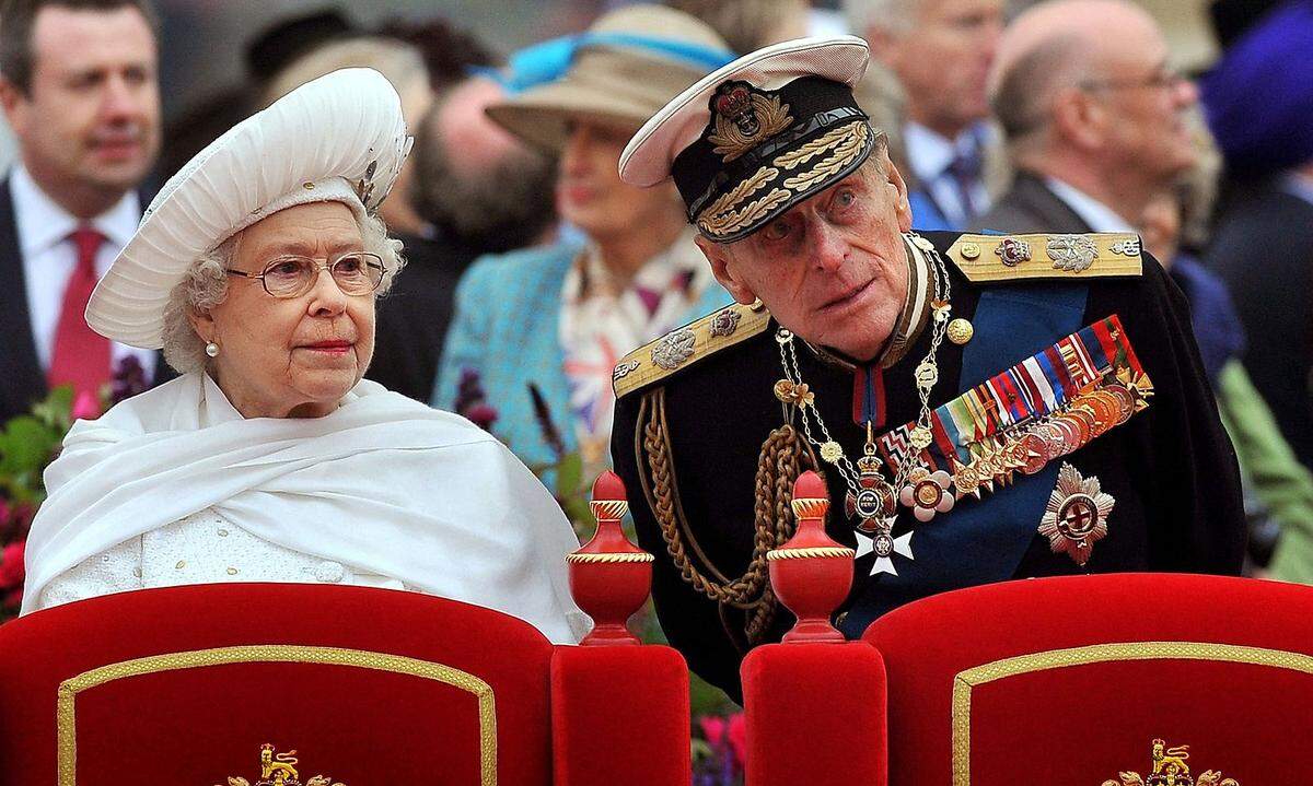  "Prinz Philip ist, glaube ich, bekannt dafür, keine Komplimente anzunehmen. Aber durch all die Zeit war er eine konstante Kraftquelle und ein Ratgeber." Königin Elizabeth in ihrer Rede zum 60. Thronjubiläum, März 2012 Im Bild die Queen und ihr Ehemann 2012 bei einer feierlichen Bootsfahrt zum diamantenen Thronjubiläum der Königin in London
