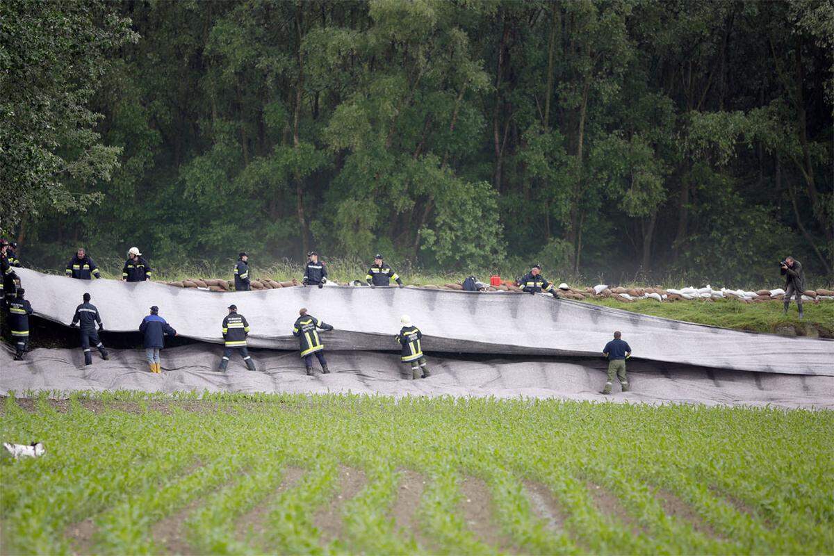 Feuerwehr und freiwillige Helfer versuchten mit allen Mitteln den Damm zu sichern.