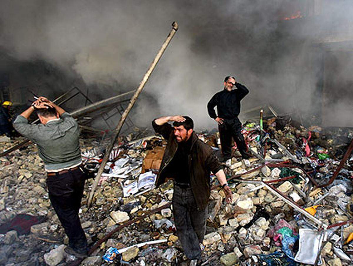 Mehrere Autobomben explodieren in der Nähe zweier Märkte in Bagdad, insgesamt sterben 80 Menschen. 