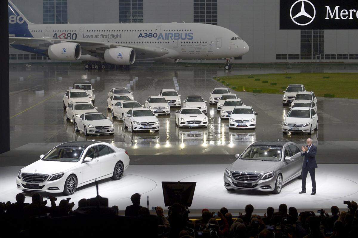 Mit großem Pomp präsentierte Mercedes das neue Flaggschiff seiner Flotte: Die neue S-Klasse. Im Airbus-Werk in Hamburg durfte ein Airbus A380 als Kulisse für die Präsentation dienen. König der Lüfte meets König der Straße, sozusagen.