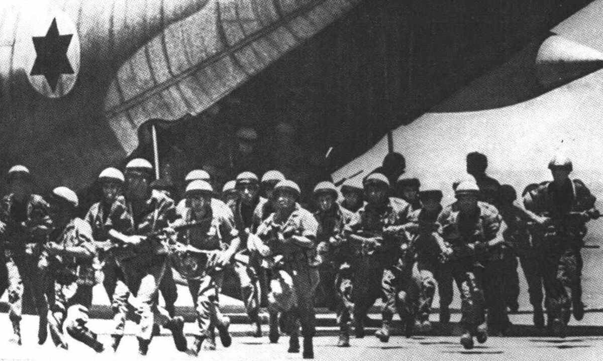 Kommandos stürmen aus einer Hercules