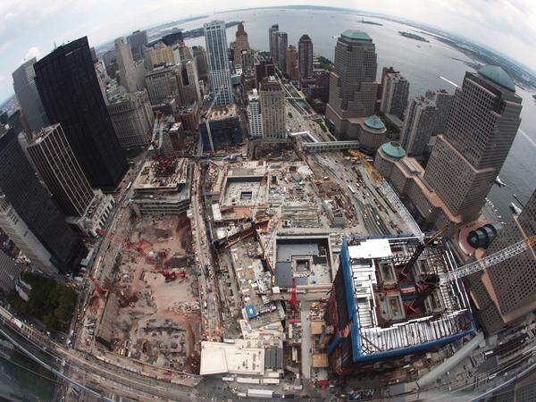 In der Stadt New York wird die Fertigstellung des neuen World Trade Centers sehnlichst erwartet. Denn solange die Arbeiten nicht abgeschlossen sind, gebe es nicht nur eine klaffende Lücke in Manhattan, sondern "auch in unseren Herzen", erklärte New Yorks Bürgermeister Michael Bloomberg.