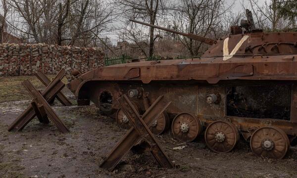 Dieses am 27. Jänner 2024 aufgenommene Foto zeigt einen zerstörten Panzer mit dem russischen Kriegssymbol „V“ im Dorf Bohorodychne in der Region Donezk inmitten der russischen Invasion in der Ukraine.