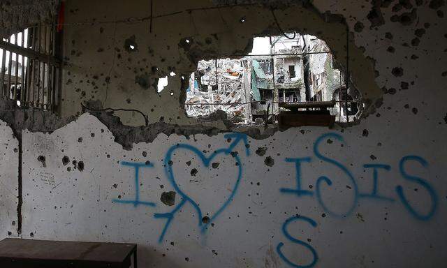 A graffiti that reads ´I love ISIS´ is seen in a damaged building in Marawi city