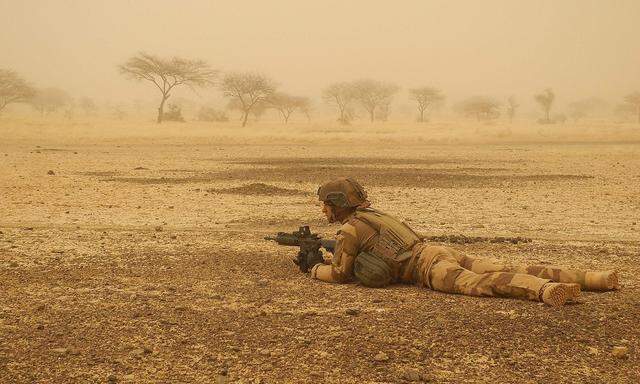 Archivbild. Ein französischer Soldat im Mali im Einsatz gegen terroristische Truppen.