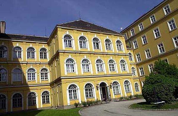 Einen parkähnlichen Garten und Renommé bietet das Kollegium Kalksburg im Süden Wiens. Das Schulgeld mit Mittagessen in der 1856 gegründeten Lehranstalt beträgt für das Gymnasium rund 3000 Euro.