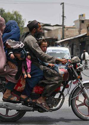 Familienauto? Familienmotorrad! Straßenszene in Kandahar, Afghanistan. 