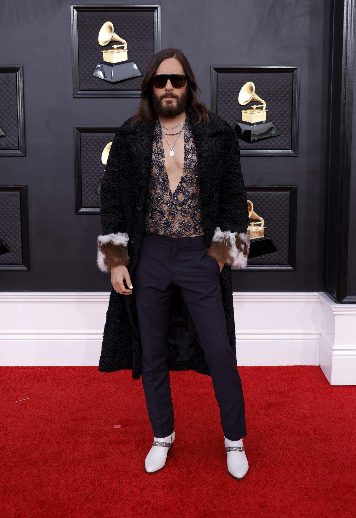 Selbstverständlich auch in Gucci war Jared Leto. Mit Mantel in Nerzoptik und transparentem Top.