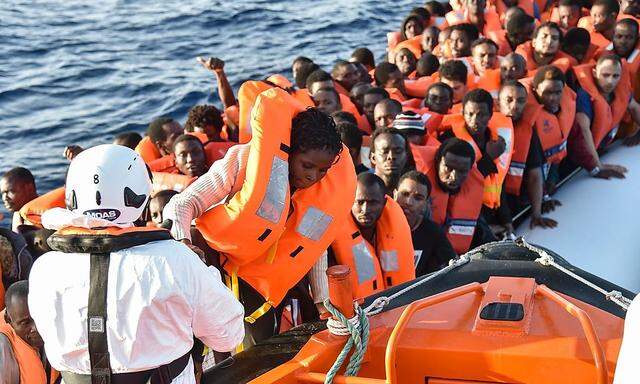 Gerettete Flüchtlinge vor der libyschen Küste. 