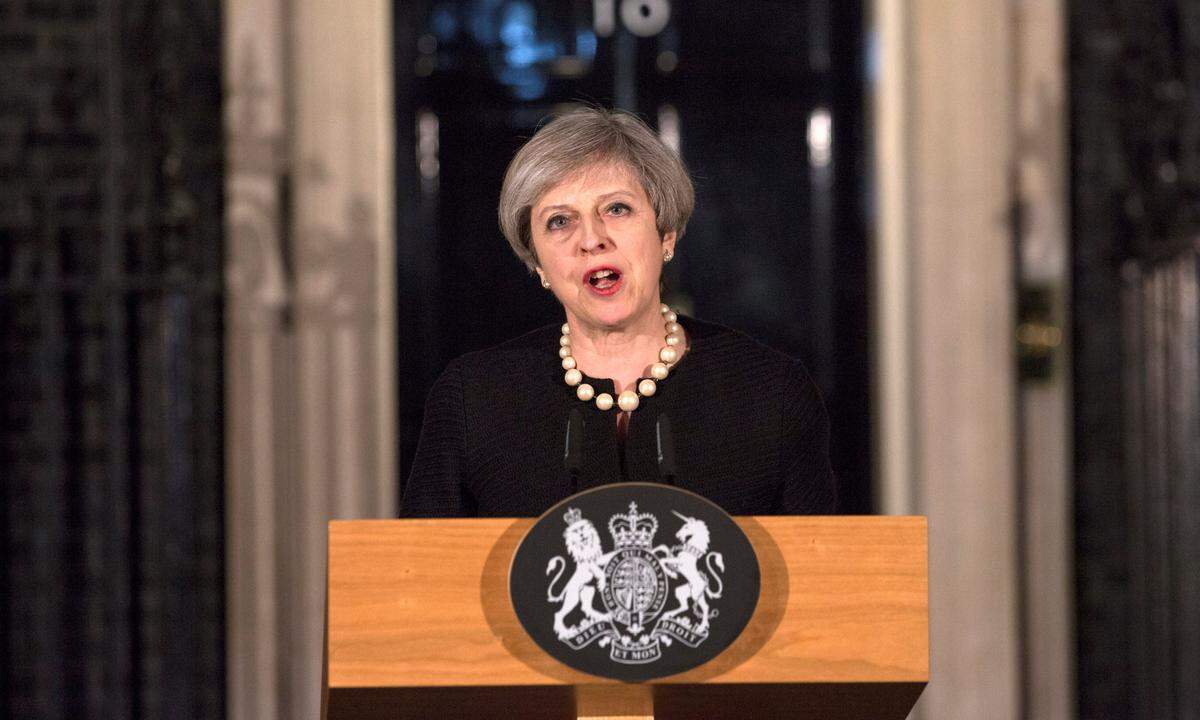 Premierministerin Theresa May bestellt den nationalen Sicherheitsrat ein. May spricht von einem "kranken Anschlag".  
