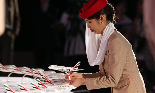 26 03 2014 Dubai Vereinigte Arabische Emirate Stewardess der Fluggesellschaft Emirates stellt ei
