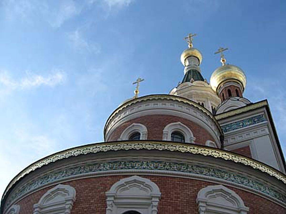 Der Bau der Nikolauskirche im altrussischen und byzantinischen Stil wurde 1893 auf dem Gelände der russischen Botschaft - also auf extraterritorialem Gebiet - begonnen. Der Innenraum blieb aber wegen des Ausbruchs des Ersten Weltkriegs unvollendet.