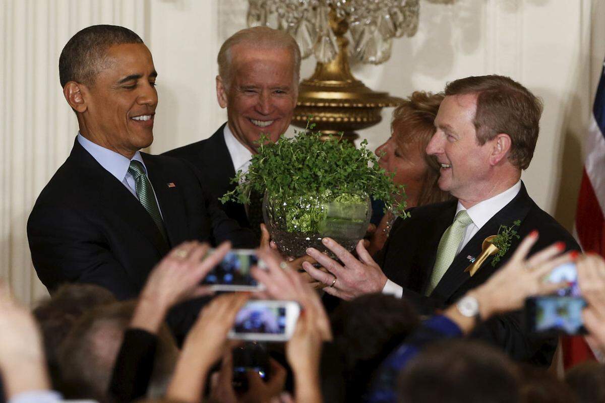 Der irische Premier Enda Kenny kommt dann jedes Jahr vorbei, um dem US-Präsidenten eine Portion Kleeblätter zu bringen.