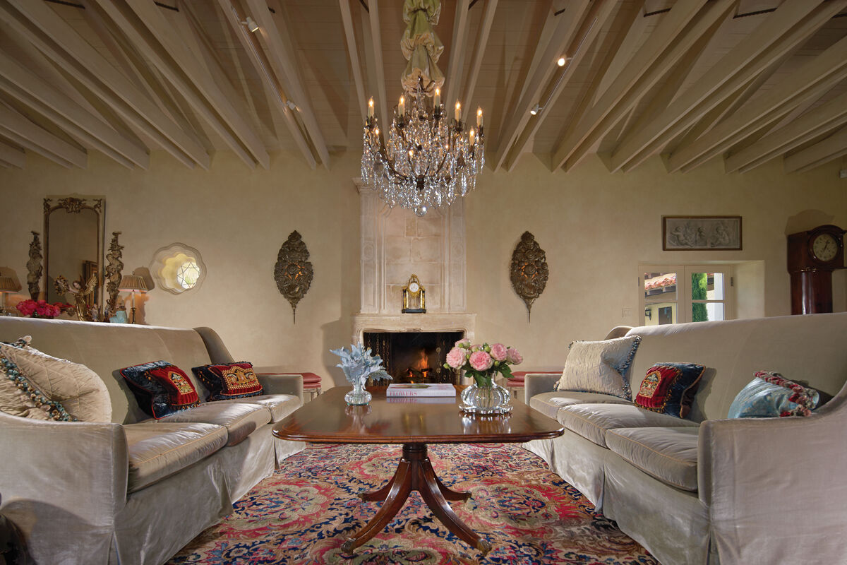 Das Hauptgebäude hat mehr als 830 Quadratmeter Wohnfläche - inklusive vier Schlafzimmer, sieben Bäder, Pool-Pavillon und drei Gästewohnungen.