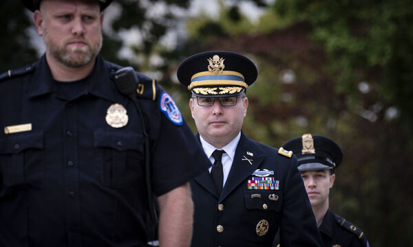 Alexander Vindman (Mitte) vor seiner Anhörung im Geheimdienstausschuss des Repräsentantenhauses.
