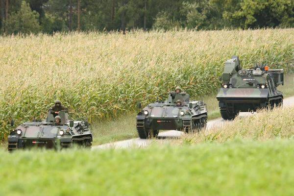 Auch drei Panzer des Bundesheeres wurden zur Unterstützung angefordert. Sie wurden eingesetzt, weil sie den besten Schutz bei der Annäherung boten. Es handelte sich um eine sicherheitspolizeiliche Assistenzleistung, am Polizeieinsatz selbst waren keine Soldaten beteiligt.