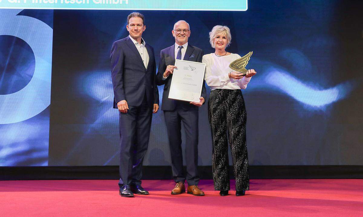 3. Platz Mittelbetriebe für die ERV G. Pinteritsch GmbH aus der Steiermark (v. l.): PSA-Geschäftsführer und Laudator Harald Flatscher mit dem Unternehmerpaar Gerhard und Karin Pinteritsch.
