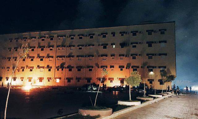 Auf Bildern libyscher Fernsehsender war am Freitagabend zu sehen, wie sie an dem Gebäude in der Stadt Tobruk Feuer entzündeten und Steine schmissen. 