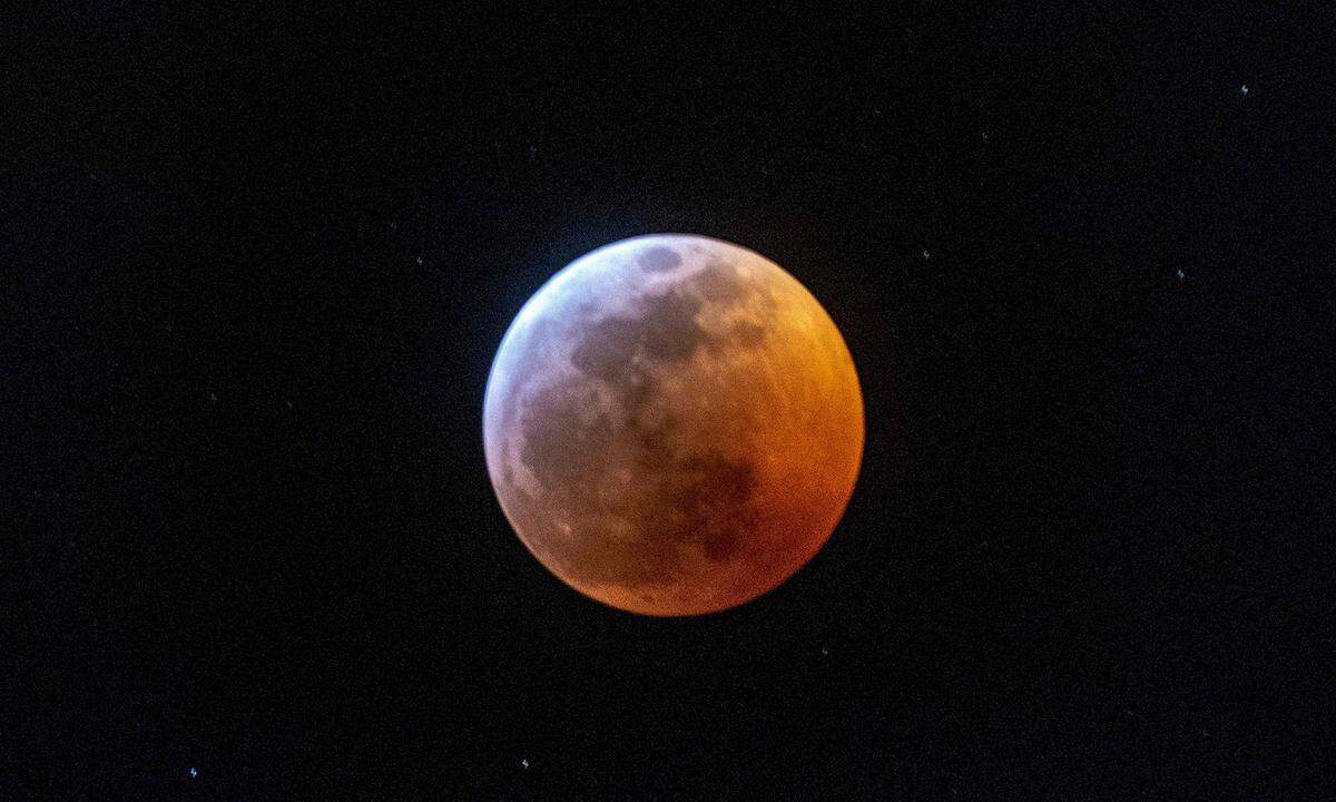 Man kann den Mond aber durch das Sonnenlicht, das in der Erdatmosphäre gestreut wird, noch immer gut sehen, er ist von diesem Streulicht rot gefärbt.