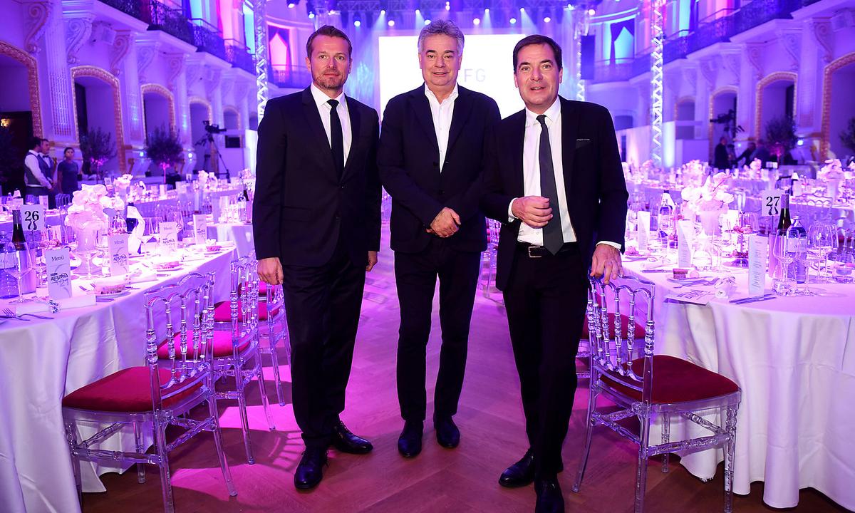 "Presse"-Geschäftsführer Herwig Langanger (li), Chefredakteur Rainer Nowak (re) mit Vizekanzler Werner Kogler.