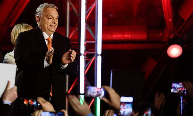 Viktor Orbán feiert seinen Wahlsieg in Budapest.
