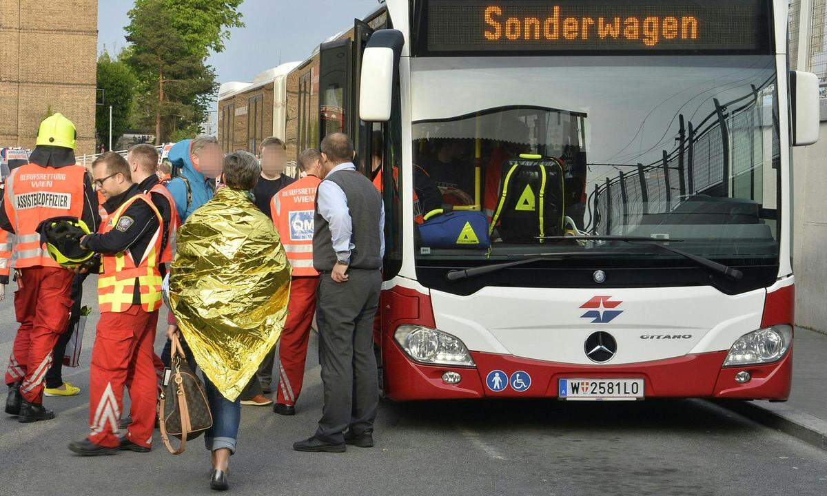 Unklar war zunächst die Ursache der Kollision. Es stand am frühen Abend noch nicht fest, welcher der beiden Züge sich zu diesem Zeitpunkt nicht auf dem Gleis befinden hätte dürfen. Ebenso stand nicht fest, mit welcher Geschwindigkeit die Bahngarnituren miteinander kollidierten. Es dürften aber beide Züge gerade erst angefahren und daher nicht allzu schnell unterwegs gewesen sein.