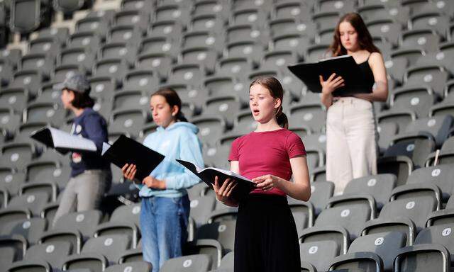 Chorprobe mit Distanz: Der Kinderchor der Deutschen Oper probt derzeit zweimal wöchentlich im Berliner Olympiastadion - die üblichen Übungsräume sind unter den aktuellen Bestimmungen zu klein. 