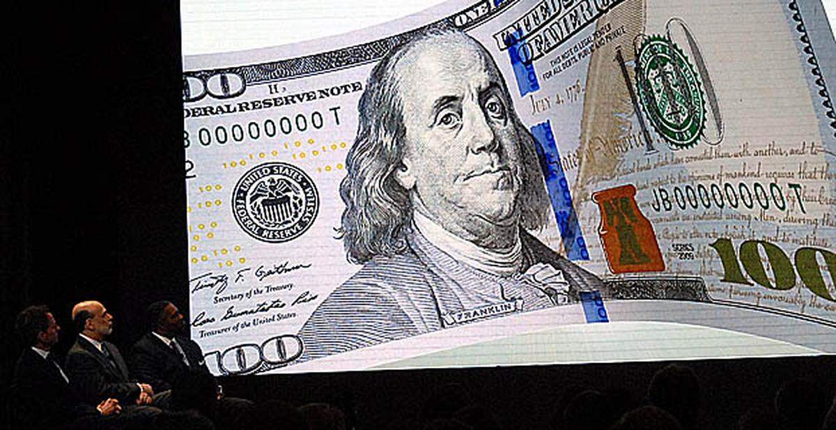 Um das Geld sicherer vor Fälschungen zu machen, bringen die USA im Februar kommenden Jahres eine neue 100-Dollar-Note in Umlauf.