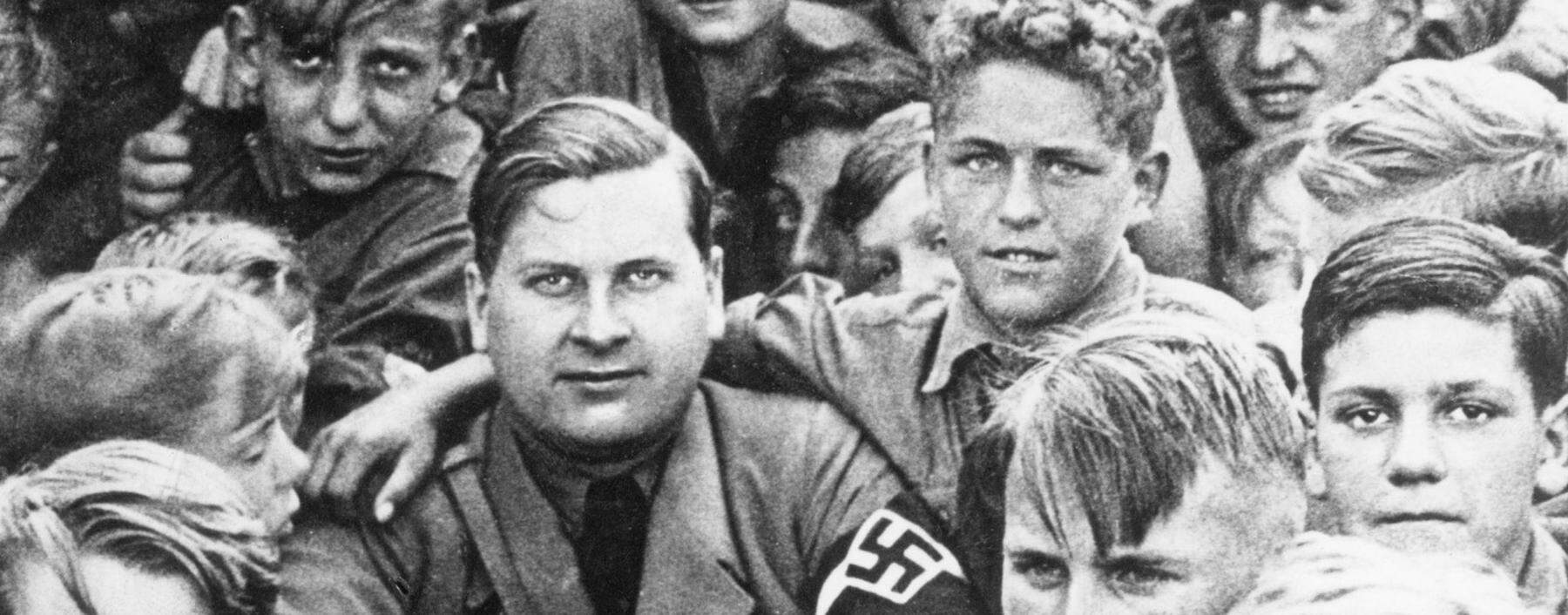 Baldur von Schirach auf dem Reichsparteitag 1938 im Kreis seiner Hitlerjugend.