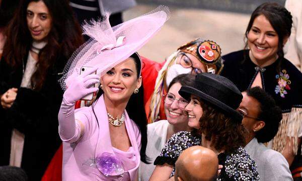 Musikerin Katy Perry (links) ganz in Violett. 