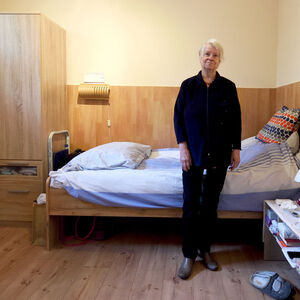 Das zweistöckige Haus erwies sich für Vinzibett als Glücksgriff, nun leben Bewohner in einstigen Hotelzimmern mit Badezimmern. Bewohnerin Elke hat eines der Einzelzimmer bezogen.  