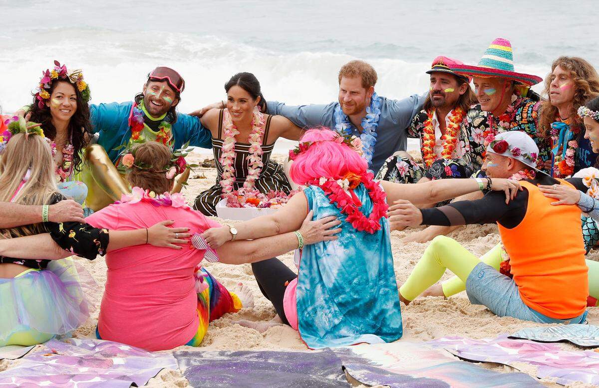 Die lokale Surfercommunity findet sich hier zum Surfen und Yoga zusammen. Samit will man die seelische Gesundheit fördern. Das royale Paar nahm an einer "Flura Friday anti bad vibes"-Sitzung teil.