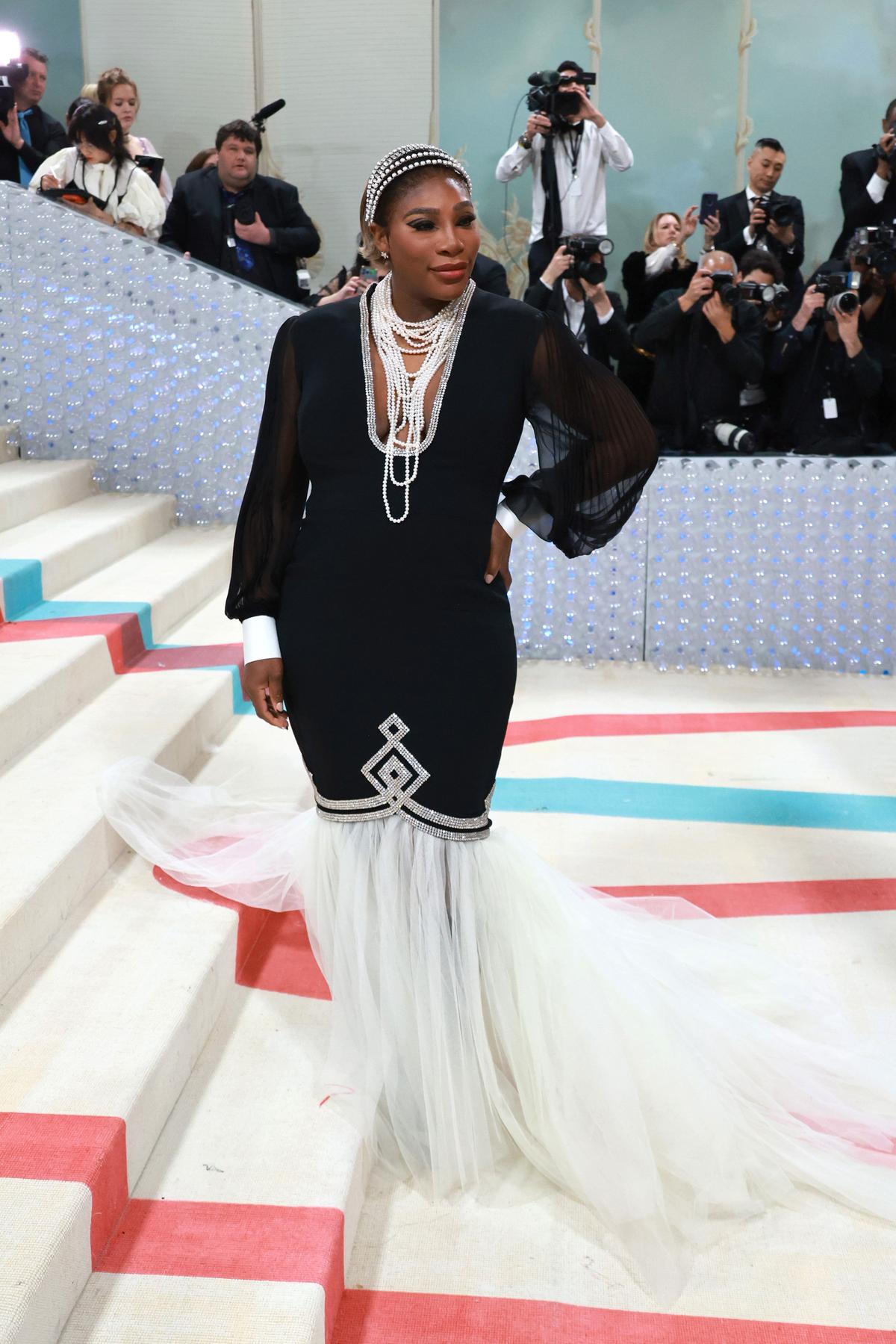 Ebenfalls in Gucci, allerdings nicht farbenfroh: Serena Williams. Die Sportlerin hat am Rande der Met-Gala ihre zweite Schwangerschaft öffentlich gemacht.