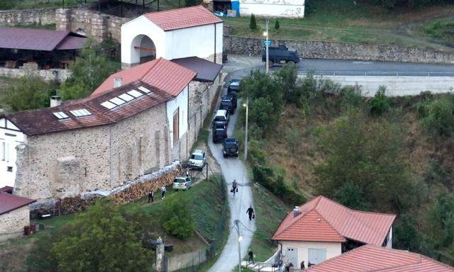 Zivilisten wurden in Sicherheit gebracht, Polizei umstellte das Kloster in Bansjka.