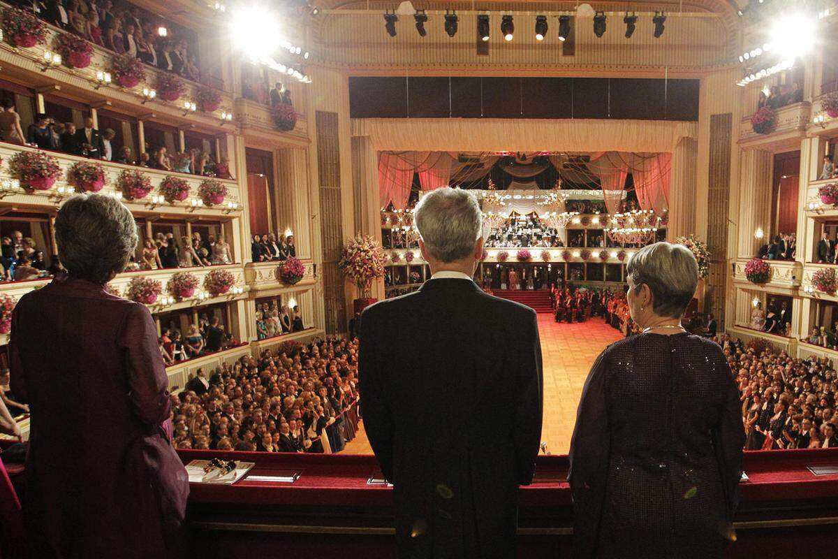 Nach den Klängen von Bundes- und Europahymne zog am 7. Februar das Jungdamen-und Jungherren-Komitee zur "Fächerpolonaise" von Carl Michael Zieher in den Ballsaal ein.