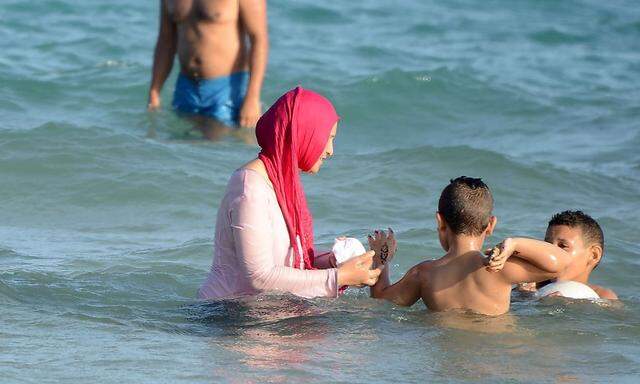 Ein Symbolbild von einem tunesischen Strand. In Frankreich ist an einigen Stränden Ganzkörper-Badebekleidung verboten.