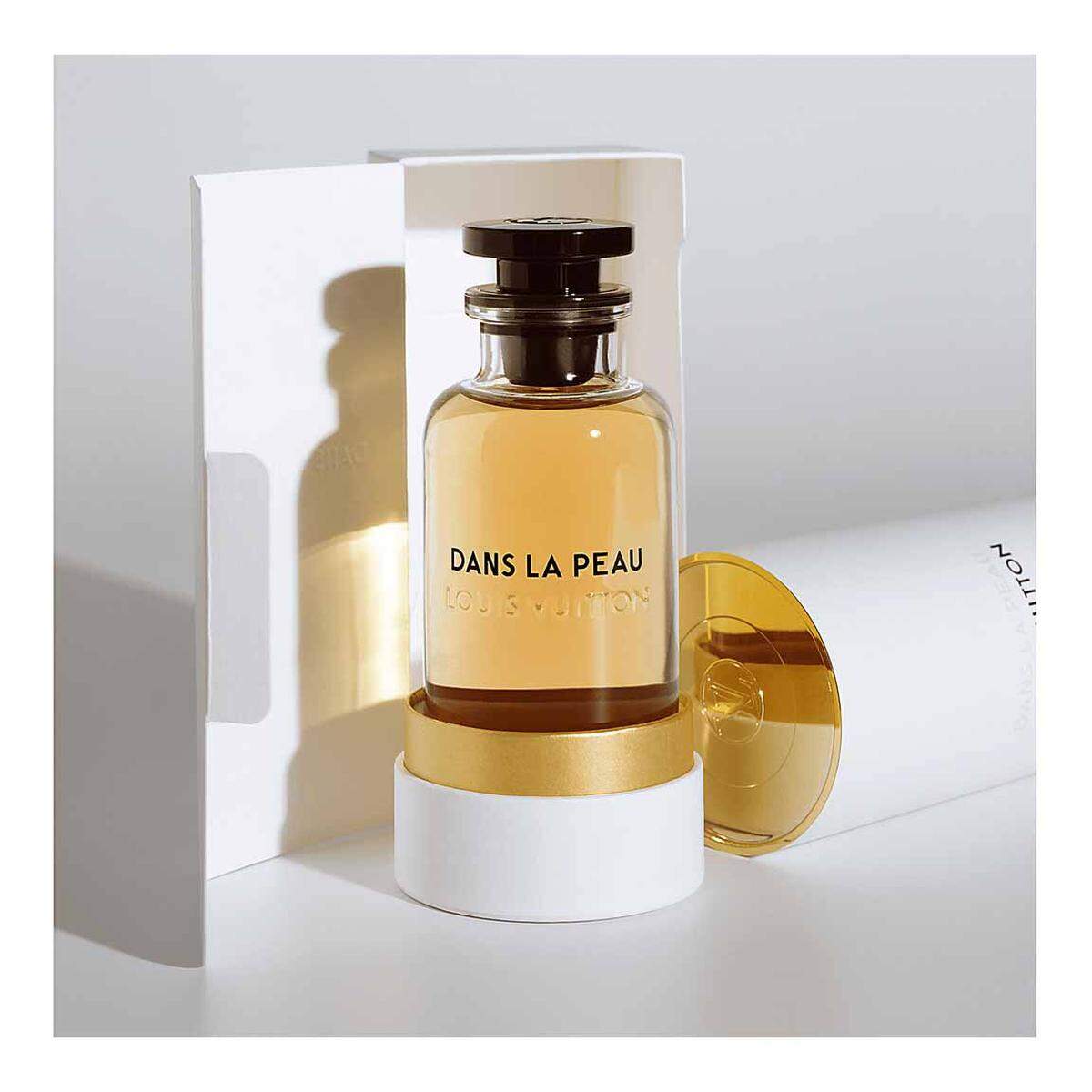 Für Furore sorgt die neue Parfumkollektion von Louis Vuitton. Der Hausparfumeur heißt Jacques Cavallier Belletrud, es gibt sieben Düfte, die nur in den Boutiquen der Marke erhältlich sind. "Dans la peau" ist der Lederduft aus der Kollektion, 100 ml Eau de Parfum um 200 Euro.