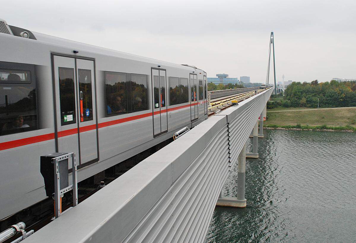 Zur morgendlichen Hauptverkehrszeit wird der Intervall auf der U2 auf vier Minuten verkürzt. Zu den Spitzenzeiten sind 15 statt bisher 8 Züge zwischen Karlsplatz und Aspernstraße unterwegs.