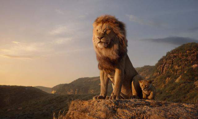 Baby Simba mit seinem Vater Mufasa in einem magisch illuminierten Afrika.