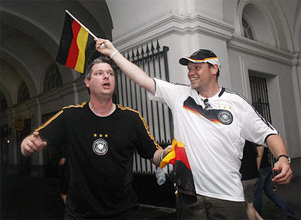 Wenig Platz also zum Feiern für die deutschen Fans - die sich dann in die Innennstadtlokale zum Abtrocknen und Feiern begaben.Foto: APA (Pfarrhofer)