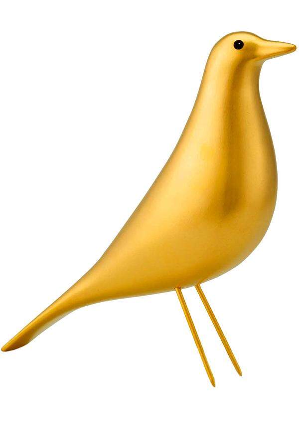 Schon viel berühmter ist ein anderer Vogel: Der „Eames House Bird“, der jetzt auch in der Luxusedition in die Dekorabteilung zu Hause fliegen könnte. Der Vogel stand ursprünglich in schwarzem Holz im Wohnraum von Charles und Ray Eames. Jetzt produziert Vitra eine Sonderedition in Blattgold, limitiert ist sie auf 1000 Stück. Und wer dazu seinen Hausgästen noch eine Geschichte erzählen will: Das Blattgold wird von einem Goldschmied mit der Pinzette auf den Körper des Vogels aufgetragen.