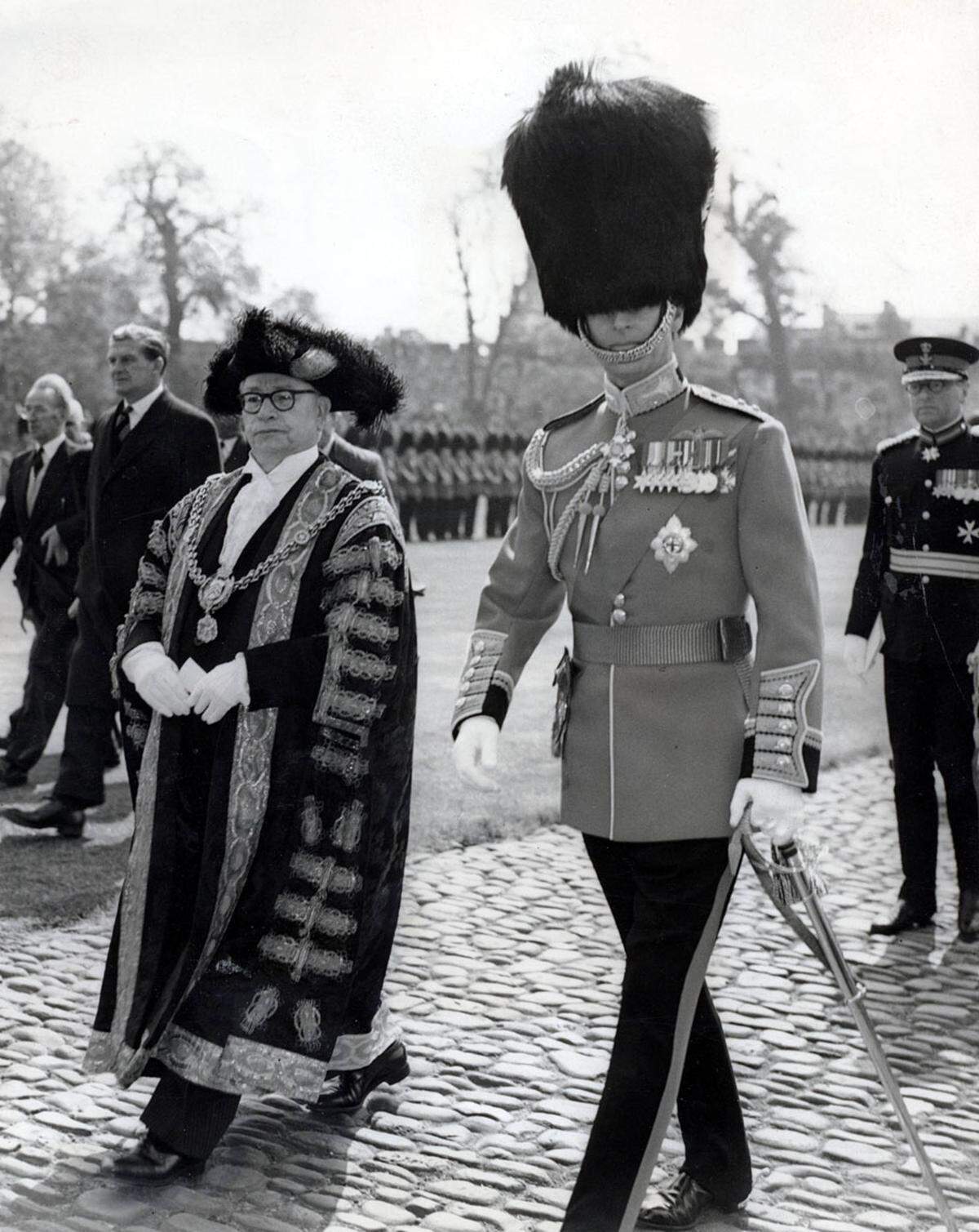 Nette Geste des eigenwilligen Bräutigams: Am Morgen der Hochzeit ließ er den vor dem Hof wartenden Fotografen heißen Tee bringen. Weiteres entscheidendes Datum: Die Krönung Elizabeths 1953 - Prinz Philip sollte der dienstälteste Ehepartner eines britischen Monarchen in der Geschichte werden.