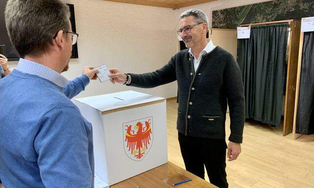 Landeshauptmann Arno Kompatscher während seiner Stimmabgabe bei den Wahlen im Oktober.