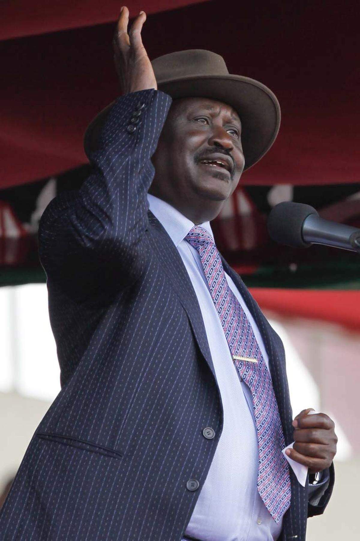 Kenias Premier Raila Odinga mag in absoluten Zahlen nur auf Platz drei liegen, gemessen am Pro-Kopf-Einkommen ist aber dieser Mann einsame Spitze: Das Parlament beschloss im Vorjahr eine Gehaltserhöhung, die Odinga umgerechnet 304.000 Euro im Jahr beschert - das 240 fache des Pro-Kopf-Einkommens Kenias. Das war dem Regierungschef dann aber doch unangenehm, er kündigte an, die Gehaltserhöhung nicht annehmen zu wollen ...
