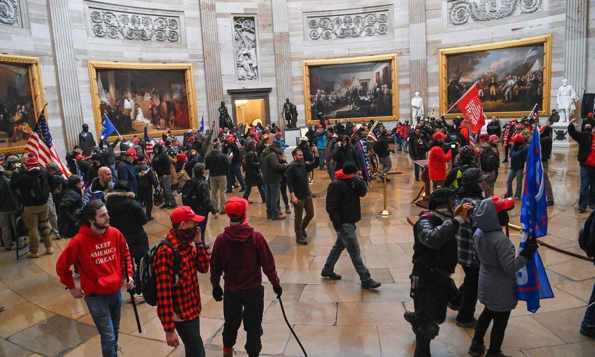 Gruppenweise strömten die Trump-Anhänger durch die Gänge des Kapitols und machten Fotos oder durchstöberten Büros.