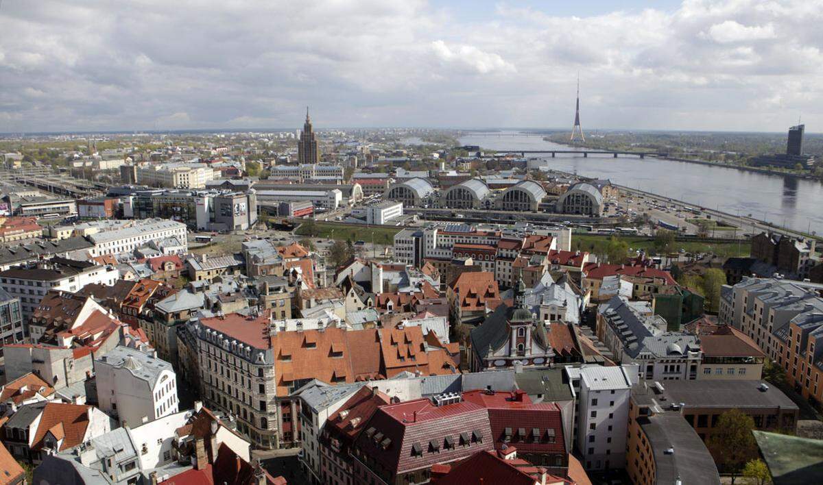In den Jahrzehnten nach dem Fall des Eisernen Vorhangs hat sich Riga  zu Europas Kultur-Hauptstadt gemausert. Hippe Cafés, nordische Gerichte und restaurierte Fassaden, die den Art Nouveau Stil wieder aufleben lassen, sind einen Besuch wert.