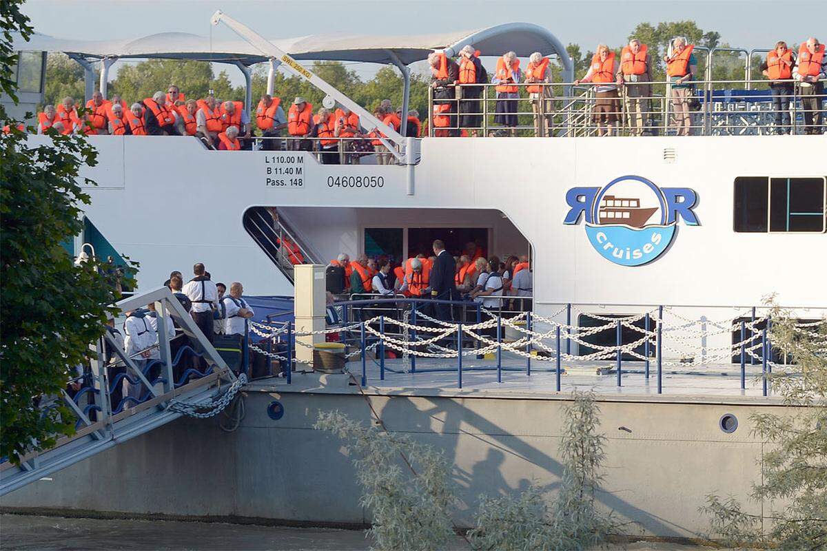 Für die "Evakuierung" wurde am Donnerstag von der Feuerwehr eine Pontonbrücke errichtet. Am Schiff befanden sich rund 160 Personen - 130 davon gehörten zu einer britischen Seniorenreisegruppe.